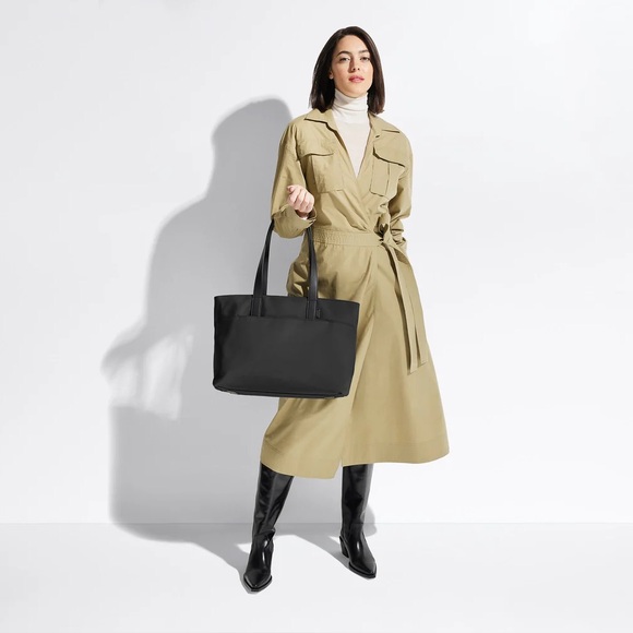 AWAY The Everywhere Tote in black - Picture 9 of 9